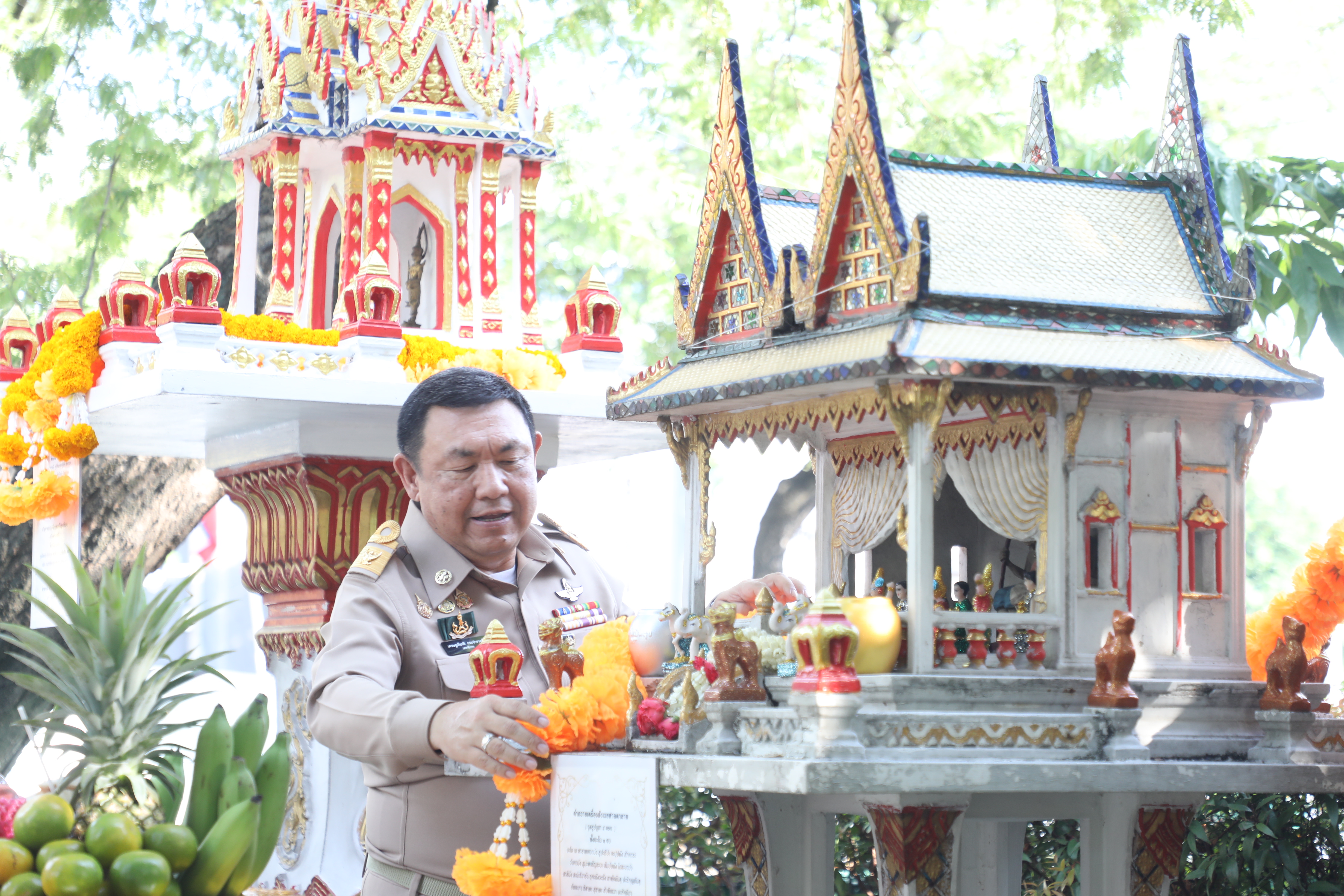 title - เลขาธิการ ส.ป.ก. และผู้เกษียณอายุราชการ สักการะสิ่งศักดิ์สิทธิ์ประจำ กระทรวงเกษตรและสหกรณ์ และ สำนักงานการปฏิรูปที่ดินเพื่อเกษตรกรรม เนื่องในโอกาสเกษียณอายุราชการ